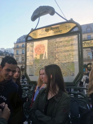 Ignatius_Parijs-2018_metro-Louvre